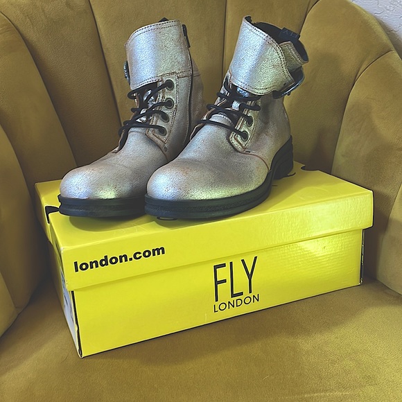 FLY LONDON Boots KARA664FLY zone SIZE 10 Cool pearl opalescent look with buckle - Picture 10 of 10